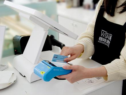 拉卡拉刷1萬附加的費用要多少錢，手機微信刷信用卡pos機服務費要多少錢