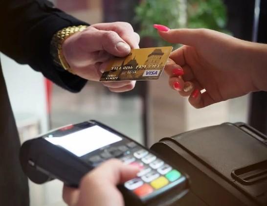 為什么POS機市場通常收取押金和流量費？